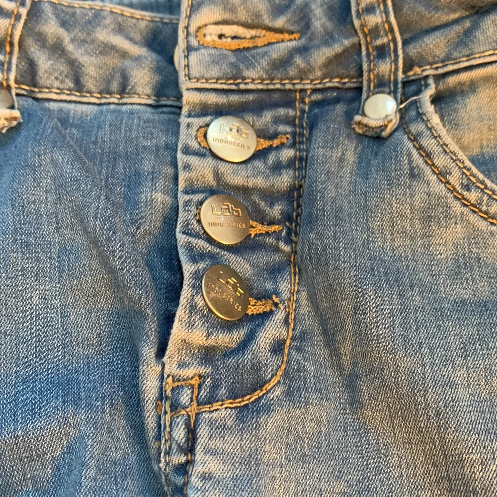 Lågmidjade jeans som är blåa. Jeans & Byxor.