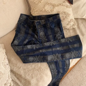 Bootcut jeans med döskallar - Skit snygga och coola jeans med ränder och dödskallar på, storlek S/M. Väldigt bra skick