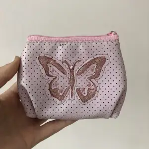 Rosa portmonnä/plånbok med en glittrig fjäril på. Jag har köpt den på loppis men den ligger mest i en låda💞