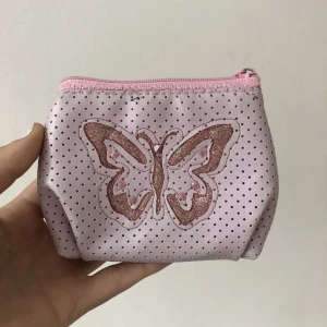 Rosa portmonnä  - Rosa portmonnä/plånbok med en glittrig fjäril på. Jag har köpt den på loppis men den ligger mest i en låda💞