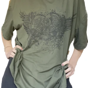 T-shirt  - Säljer denna baggy t-shirt med ett coolt tryck på! 💗Modellen är oversize så passar även M/liten L Kontakta alltid mig innan du köper! :)