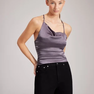 Top - Säljer detta linne från About you som är totalt oanvänt och lappen kvar🥰 Ordinarie pris är 465 kr men säljer för 120 kr!!!💕MEN vid snabbt köp kan jag sälja den för endast 200 kr!!! Storleken är 38 och  frakten står du själv för🥰