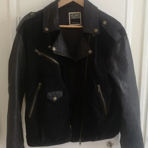 Skinnjacka mockajacka - Gammal skinn/ mockajacka från weekday i storlek XS. 