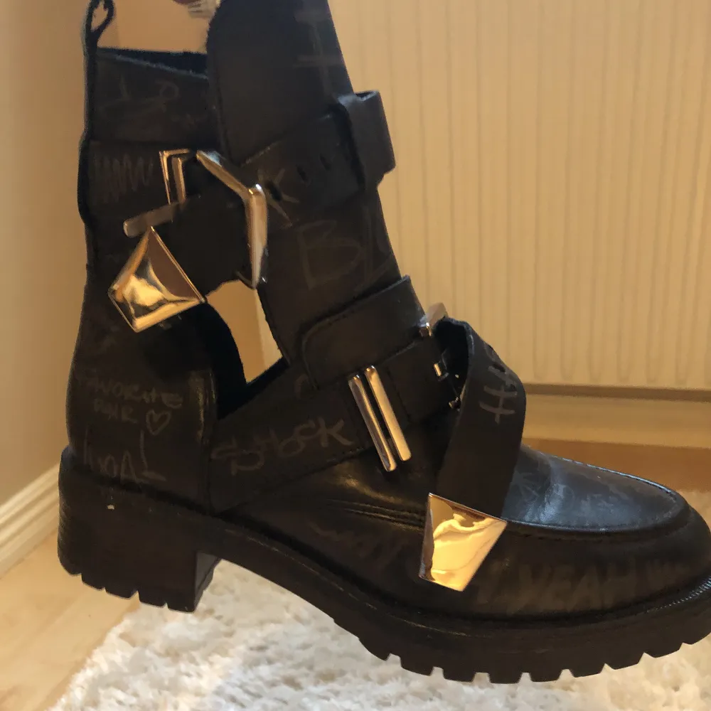 Jätte snygga dr martens skor❤️ helt nya, lapparna sitter kvar. Storlek 38 men eftersom de har spänne passar de även 37-39💕 nypris 1599kr, pris går att diskuteras💕💕. Skor.