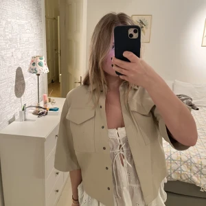 Kortärmad skinnjacka  - Kortärmad skinn jacka i beige, super snygg till sommaren/ våren