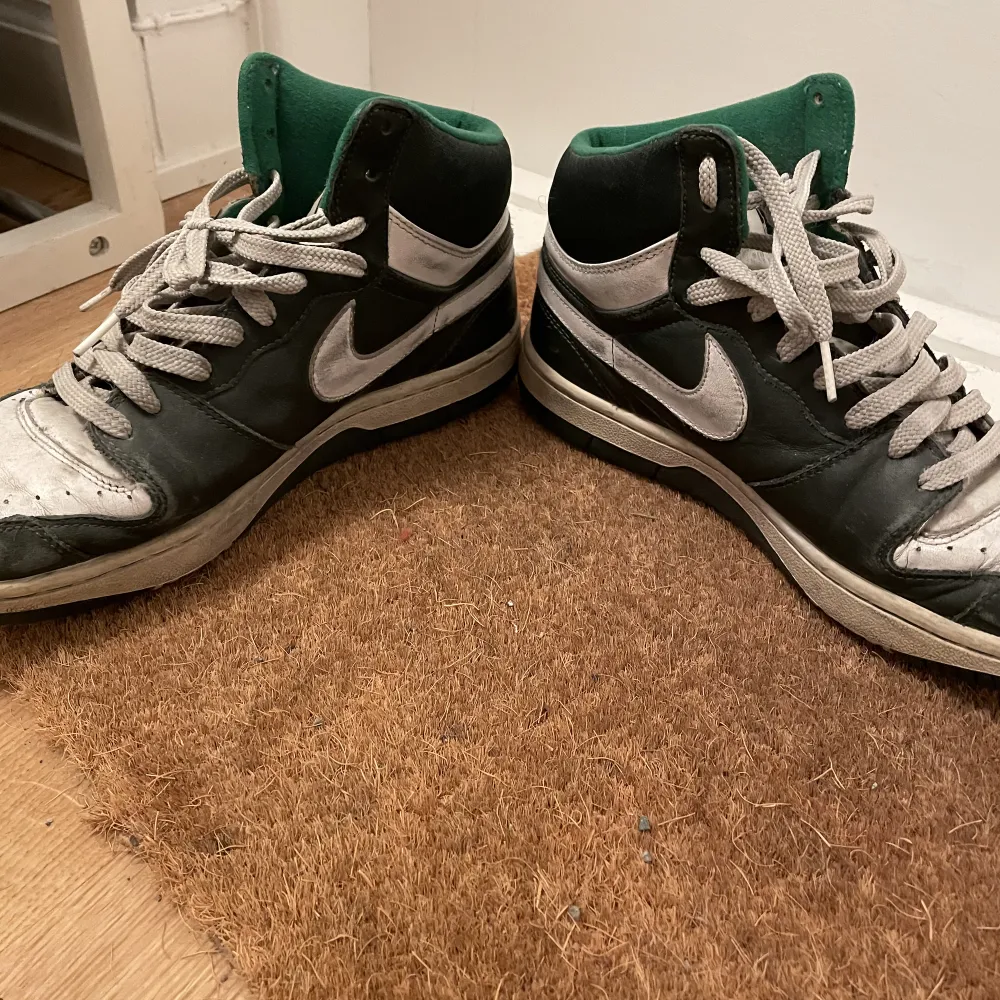 Coola Nike Skor jag ärvt från min farbror. Storlek 45, bra condition för dess ålder (svår att hitta men skulle tippa 00-talet)   Riktig grail! . Skor.