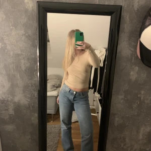 Tröja Topp  - Säljer min väl omtyckte tröja från weekday som tyvärr inhe kommer till användning längre. Den har en djup urringning på ryggen och kan matchas till allt❤️‍🔥