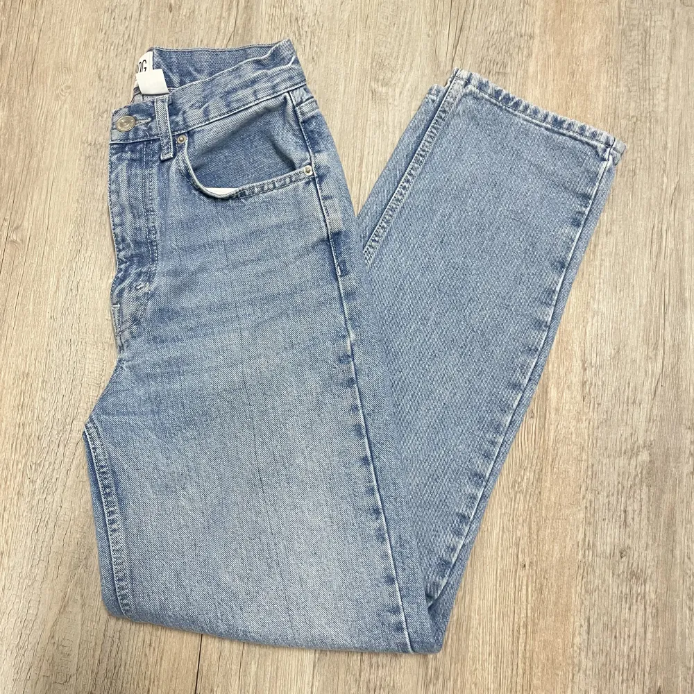 Säljer dessa supersnygga high rise baggy jeans från Urban Outfitters då den är lite för lång för mig. Passar jättefint med en oversize hoodie eller liknande😊 Midja: 35 cm innrebenslängd: 76 cm yttrebenslängd: 108 cm. . Jeans & Byxor.