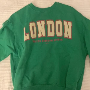 En snygg tröja från pull & bear!✅ - En snygg tröja från pull&bear har alldrig kommit till användning💚🍀Skulle vara roligt om du tittade resten av min profil eftersom jag har kläder i alla möjliga stilar💚