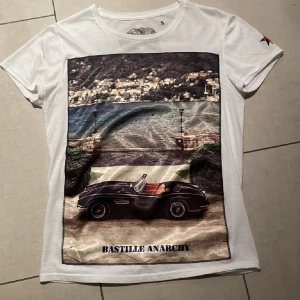 Bastille T-Shirt - Bastille T-Shirt Storlek; S Skick; 10/10 aldrig använd  Pris 200kr