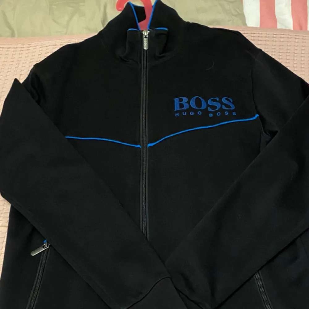 Säljer en Hugo Boss tracksuit i storlek S, tröjan är näst intill oanvänd därav är den i nyskick. . Hoodies.