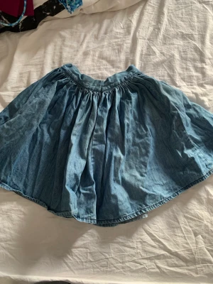 Kjol - Fin vintage kjol i jeansmatrial! Storlek 34. Den knäpps med dragkedja och knapp på insidan baktill. Frakt tillkommer