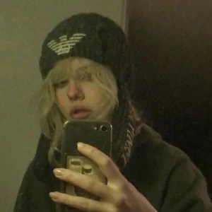 armani mössa - äkta armani mössa i ull, storlek L passar de flesta. begagnat skick men inga större defekter. bilder lånade från förra säljaren