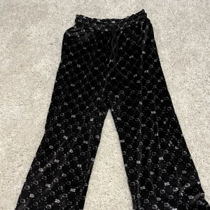 Hello Kitty Bershka byxor - Bershka hello kitty collab. Använda, liten skada som inte syns jätte mycket. Original pris 359 men sänks till typ 250 men pris kan diskuteras. Helst mötas upp, om det inte går får du stå för frakt.