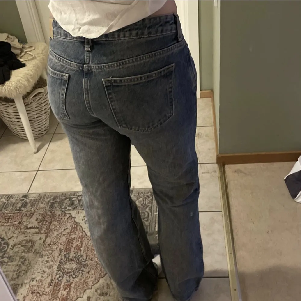 Säljer dessa low Rise jeans från Weekday i modellen arrow i en blå nyans. Använt fåtals gånger, Passar mig som är 153 i längden, och säljer för att dem är för små i midjan!!💘. Jeans & Byxor.