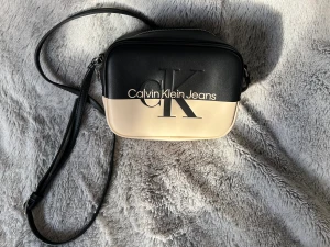 Calvin Klein väska - Axelremsväska från Calvin Klein. Använd 1 gång Nypris: 838 