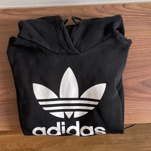 Adidas hoodie - Sparsamt använd finns inga märken eller skavanker. Stl S. Inga djur. 
