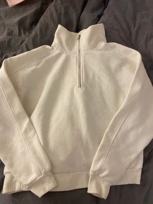Sweatshirt med dragkedja i halsen - Säljer denna fina tröja från lager 157! Fint skick! Nypris minns jag tyvärr inte! 