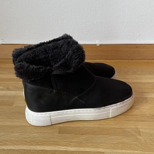 Nly shoes - Nly vinterskor, ganska hårda i formen och tunna! Knappt använda✨