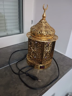 För Ramadan - 20cm hög och 10cm bred. Aldrig används. Funkar perfekt