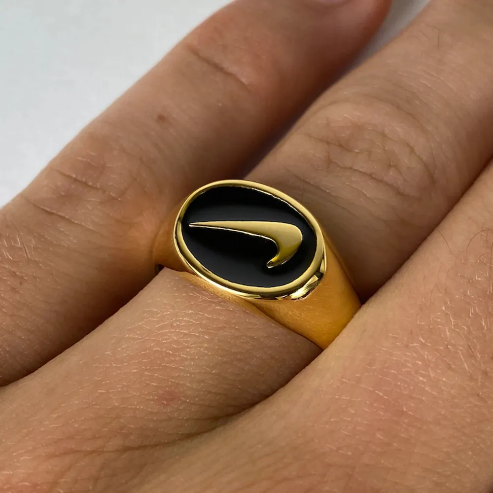 Säljer denna superfina Nike ring i guld som köptes för 500💕köpare står för frakt. Inga defekter😍Paris kan diskuteras . Accessoarer.