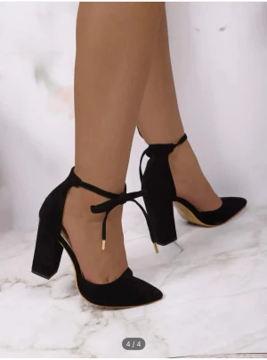 Svarta klackskor  - OBS: Lånad bild!  Jag säljer dessa svarta klackar storlek 38, dem är använda endast 1 gång men sen inte mer❤️ jätte fina och i jätte fint skick❤️