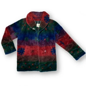 Stor vinterjacka  - Fluffy faux fur kappa från Country Comfort. Made in Canada. Ingen storlekslapp. Saknas en tråd som knappen ska igenom för att stänga.  Mått:  Axel till axel 50cm, ärmlängd 71cm, bystbredd 54cm & längd 82cm. 