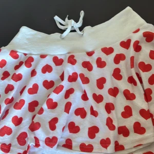 Minikjol - Sugarthrillz/dollskill kjol!! Det är en minikjol och een är väldigt kort på mig så är endast testad! 