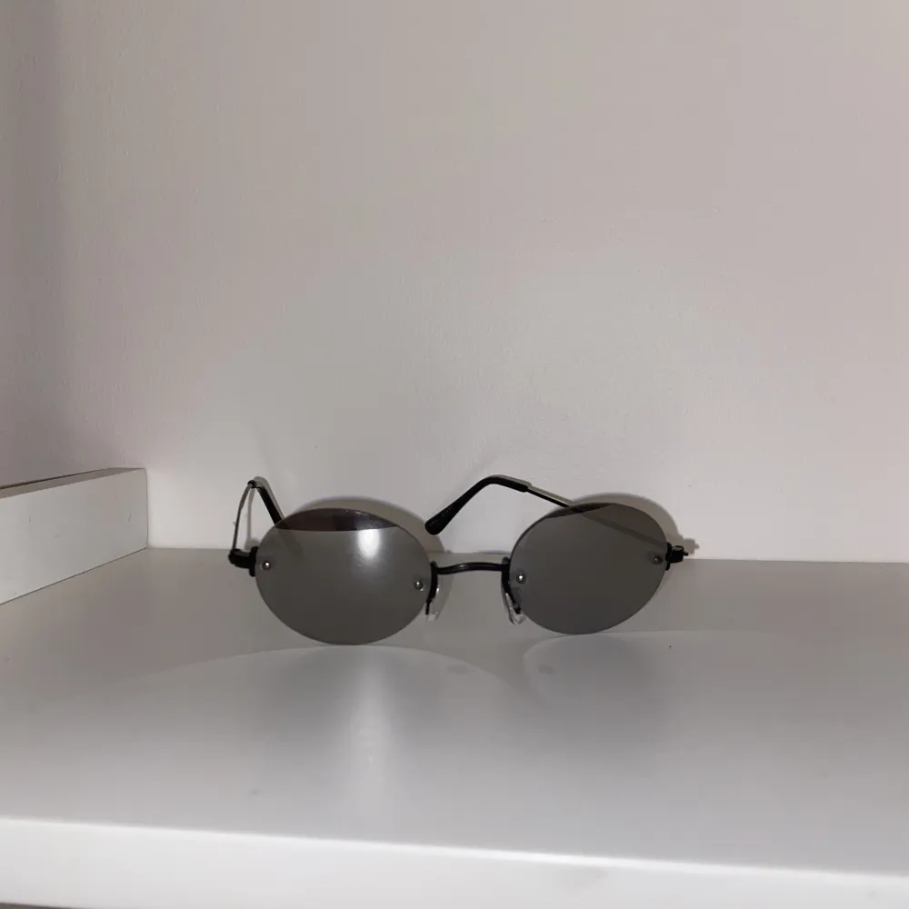 Säljer ett par helt nya runda solglasögon. Säljer då de inte är min stil längre. Vintage design. Köpta på Carlings.. Övrigt.