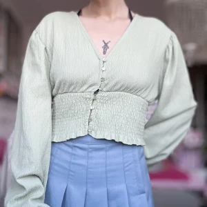 Mintgröna tröja från Monki  - En sååå älskad tröja som tyvärr inte passar mig. Mintgrön, andra bilden visar färgen bäst. Från Monki, storlek XL. Lite stretchig. Midja: 86cm, axel till axel: 96cm. Mycket sparsamt använt, så i mycket fint skick. Frakt tillkommer. 💗