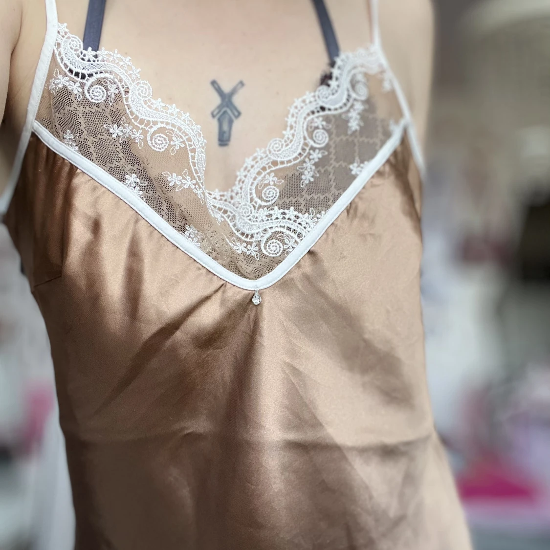 Guldigt linne med vit spets  - 90