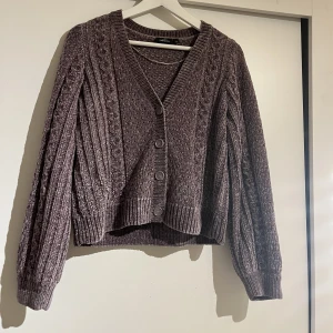 Lila kofta - Gullig kort ljuslila kofta, otroligt len och mjuk. Väldigt mysig även varm. Inte min stil längre.