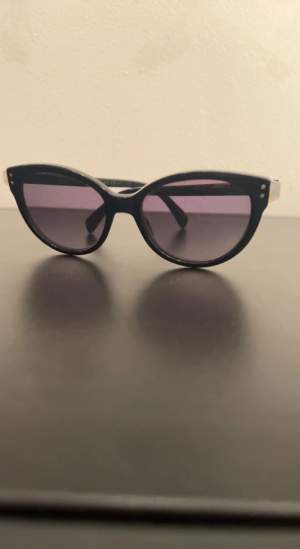 Äkta Marc Jacobs solglasögon men använda därav sänkt pris, Dom är i bra skick men fattas på ena sidan ett c (bild3)!! Pris kan diskuteras 
