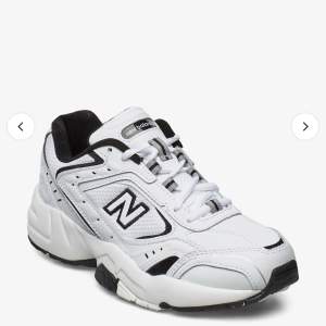 Helt nya oanvända New Balance sneakers    Modell: WX452 Storlek: 38 Färg: svart / vit 