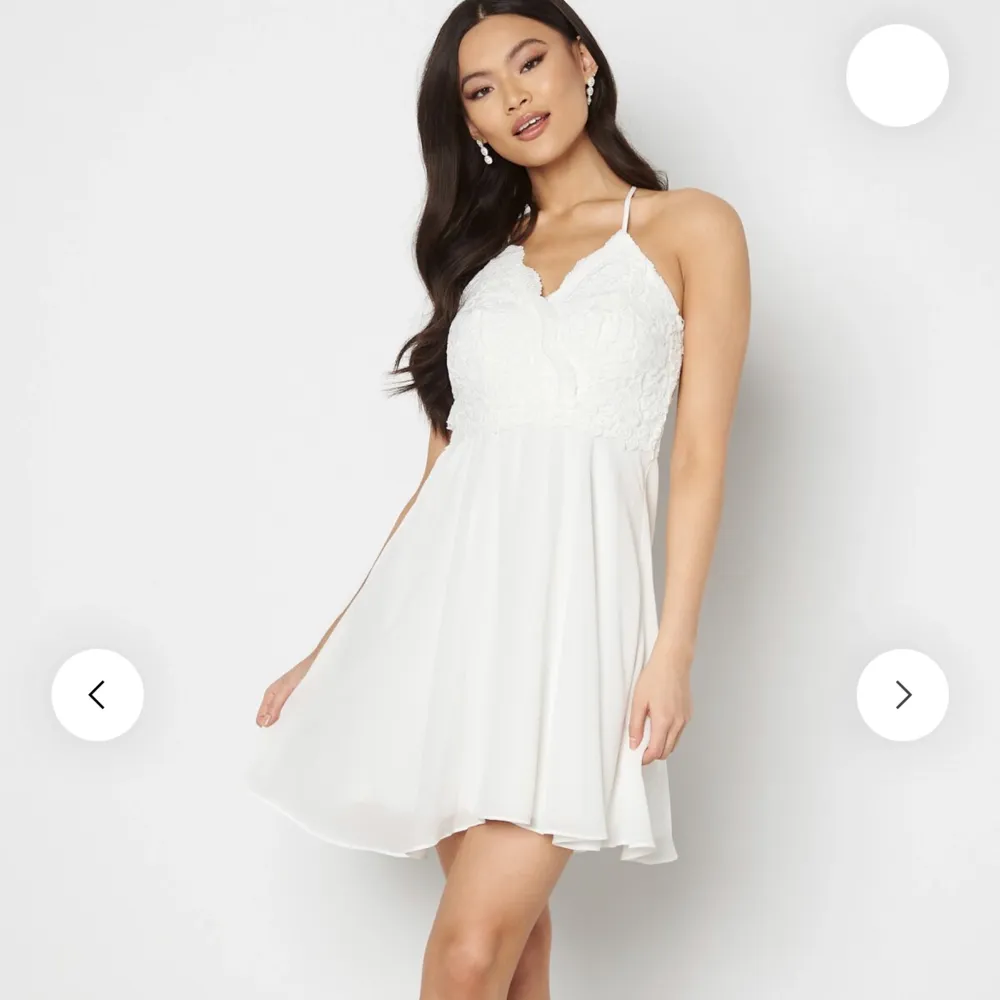Superfin vit klänning ifrån bubbleroom passar perfekt till student❤️. Klänningar.