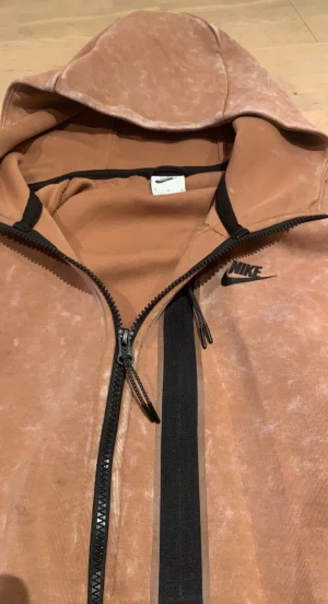 Nike Tech - Nike tech för bara 500kr  Orginalpris 1500kr. Om du undrar något så skriv🤝