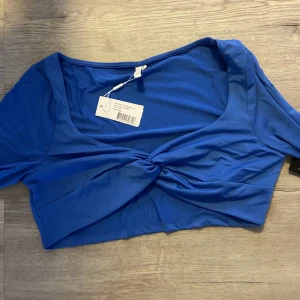 Blå topp - säljer denna helt nya blåa topp, beställd nyligen men den va för stor för mig. super fin och som sagt helt helt ny med prislapp kvar! pris går att diskutera❤️
