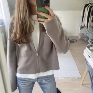 Kofta - säljer denna skit snygga beige/bruna koftan från Åhléns, använd men i gott skick. Storlek L men passar bra på mig med S då den även är snygg att vika upp armarna på