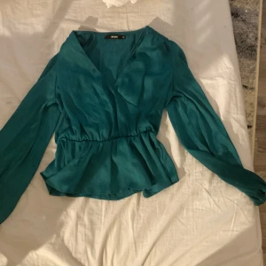 grön/turkos blus - Grön/turkos blus från bikbok storlek XS 