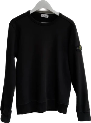 Stone island  - Säljer nu denna stone island sweatshirt i nyskick. Tröjan är i storlek XL i junior men passar XS/S i herr. Den är 100% äkta. Kom privat för fler bilder eller övriga frågor. Tar även emot byten.