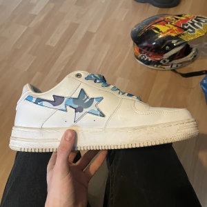 Bapesta abc camo - Säljer mina bapesta storlek 45 Använda och smutsiga men går att få bort .