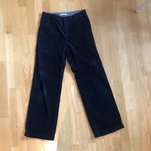 Blå manchesterbyxor - Vida blå manchesterbyxor från Esprit i storlek 36. Sparsamt använda. Köpare står för frakten 💕