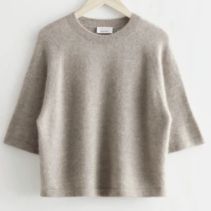 Tre kvarts tröja från &other stories - Fin tröja i alpaca ull från &other stories!💓 Lägger upp igen pga oseriösa köpare, buda bara om ni ska köpa!