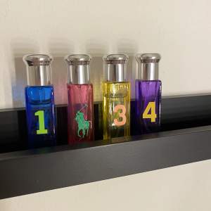 Fyra parfymer från Ralph Lauren. 2:an och 4:an är slut, de andra är nästan fulla. Fina att ha som dekoration! 💖