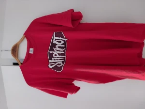 Slipknot t shirt - Slipknot t shirt i storlek XL men sitter som Large, köpt från deras hemsida 2020, använd fåtal gånger och har ingen slitnad, PAKETET KAN SKICKAS