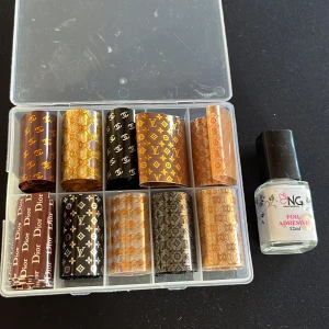 Nagel folie - Nagelfolie till naglar med lim. Använt typ 2 gånger. 50kr för allt. Frakt tillkommer