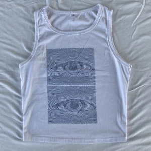 Linne med tryck  - Så coolt linne med tryck. Size M, passar flera beroende på önskad passform. Mycket bra skick. Står inget märke. Köps via Swish eller köp nu 💋