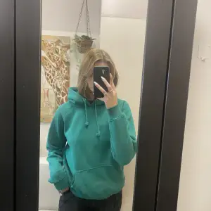 Grön hoodie köpt på bikbok, storlek medium💕