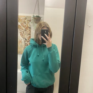 Grön hoodie  - Grön hoodie köpt på bikbok, storlek medium💕