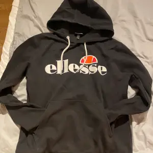 En Ellesse hoodie från jeansbolaget, aldrig använt, helt ny
